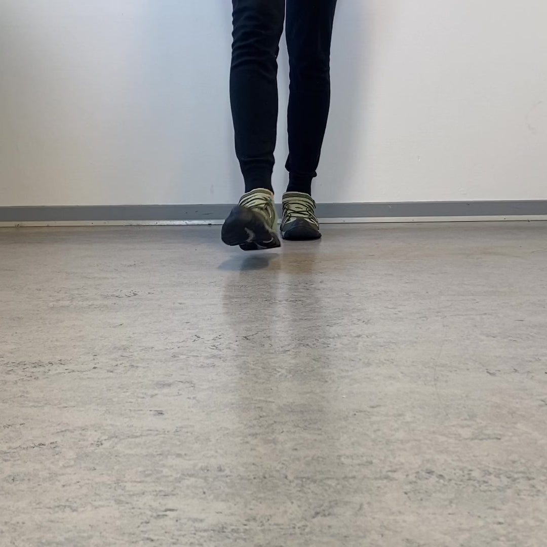 Last inn video: Robust tursandal i khaki med god støtte