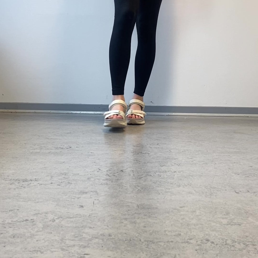 Last inn video: Lettvektssandal fra Sykepleiebutikk.no - beige