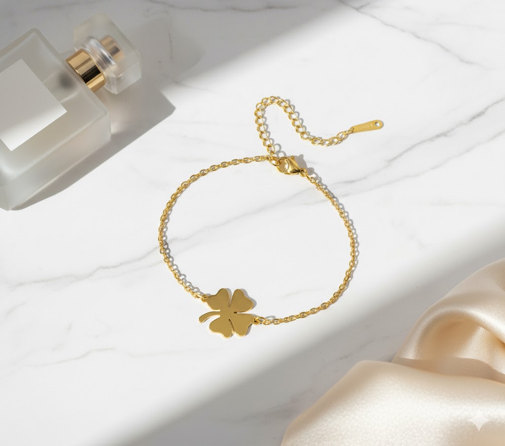 Elegant firkløver-armbånd i rustfritt stål – symbol på hell og stil