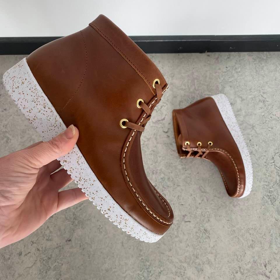 Nature støvel i brunt skinn med lyse såler