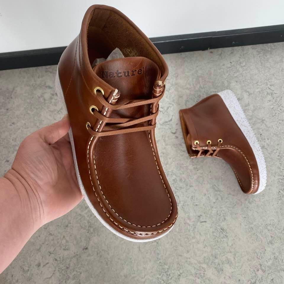 Nature støvel i brunt skinn med lyse såler