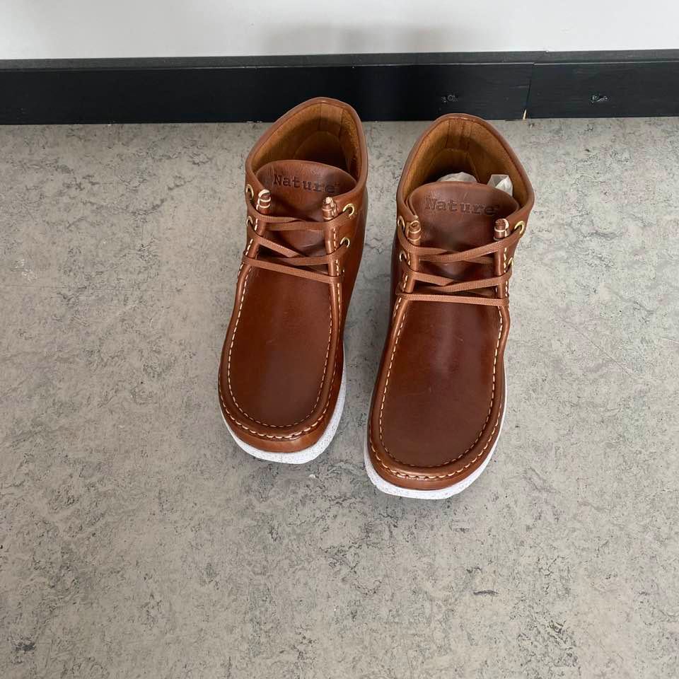 Nature støvel i brunt skinn med lyse såler