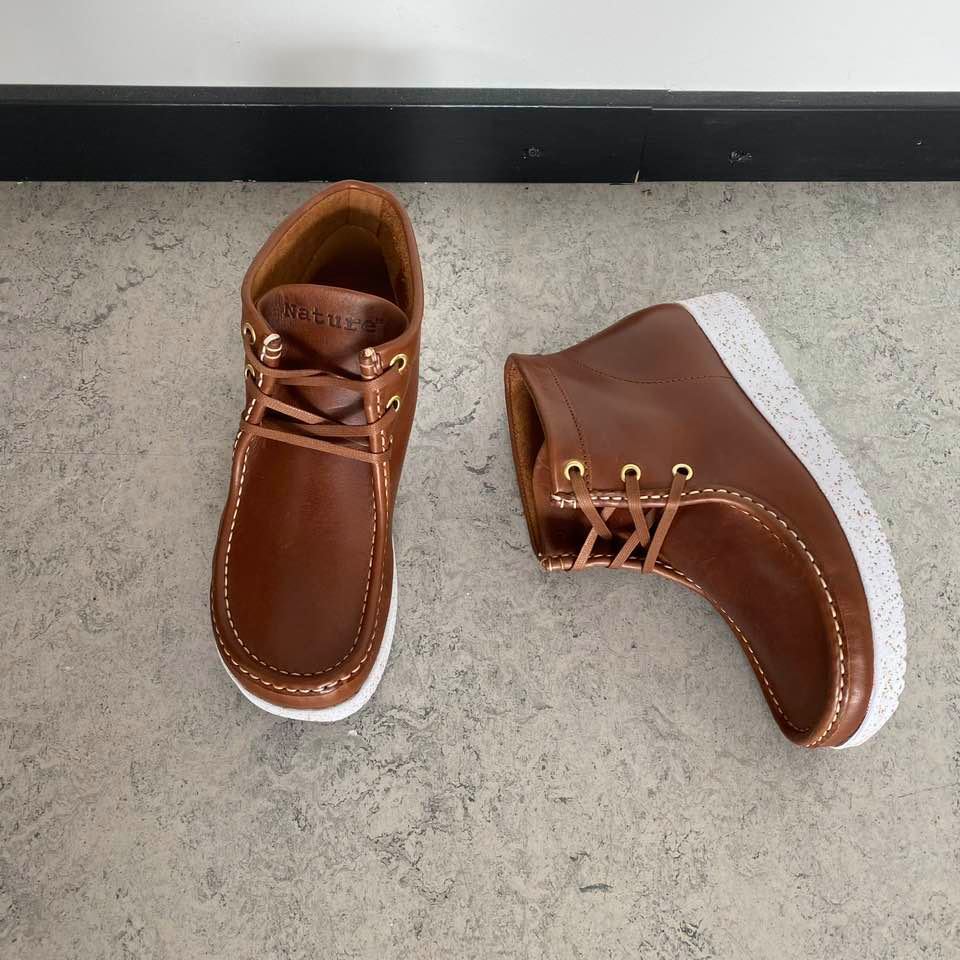 Nature støvel i brunt skinn med lyse såler