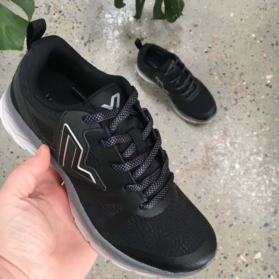 Svarte sneakers fra Vionic med dobbelt fotbuestøtte