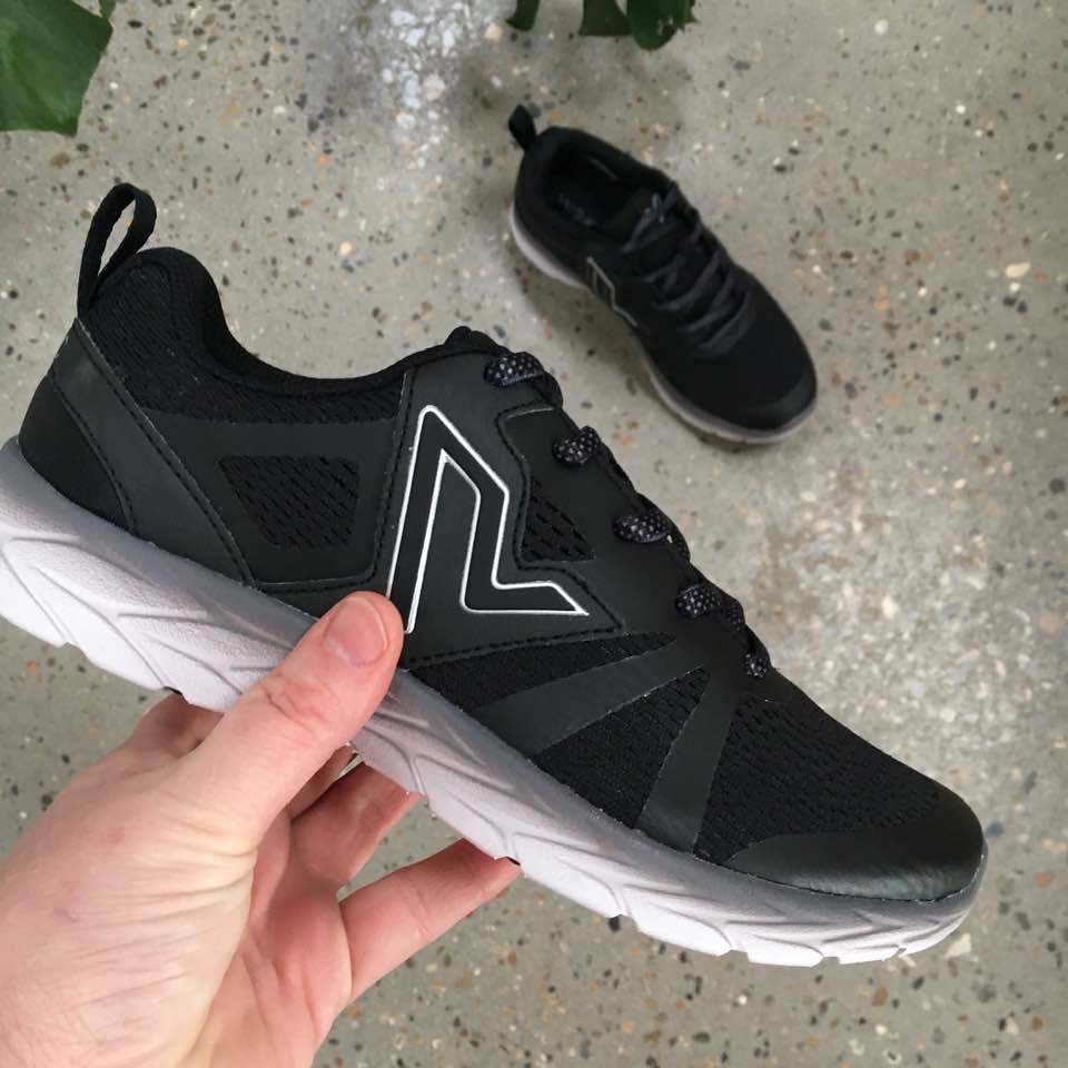 Svarte sneakers fra Vionic med dobbelt fotbuestøtte