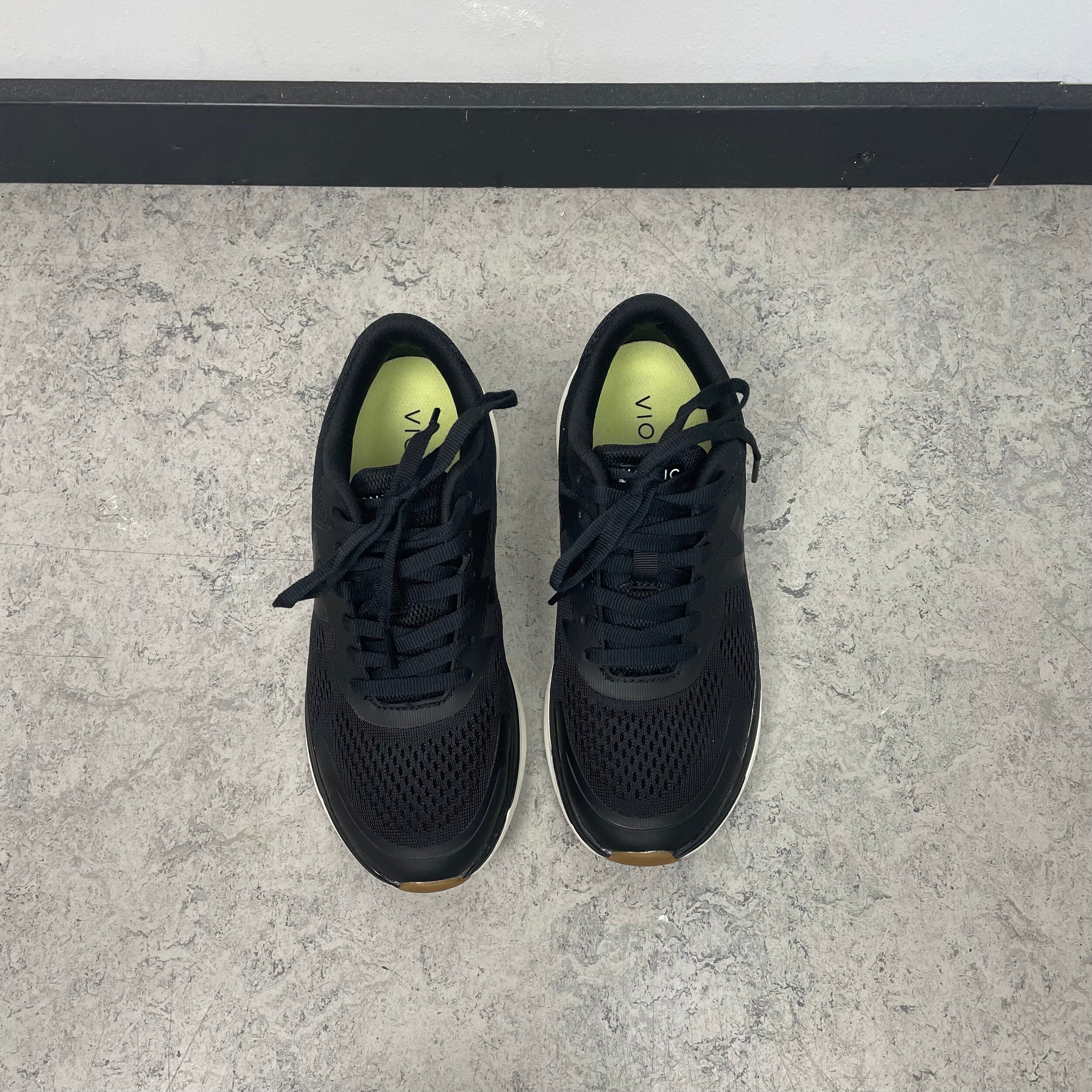 Sort sko fra Vionic med ekstra fotbuestøtte