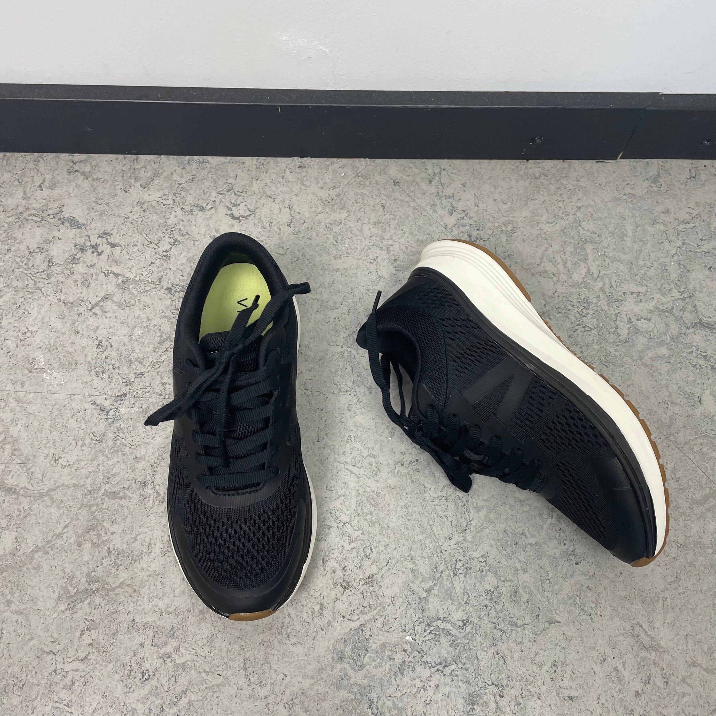 Sort sko fra Vionic med ekstra fotbuestøtte