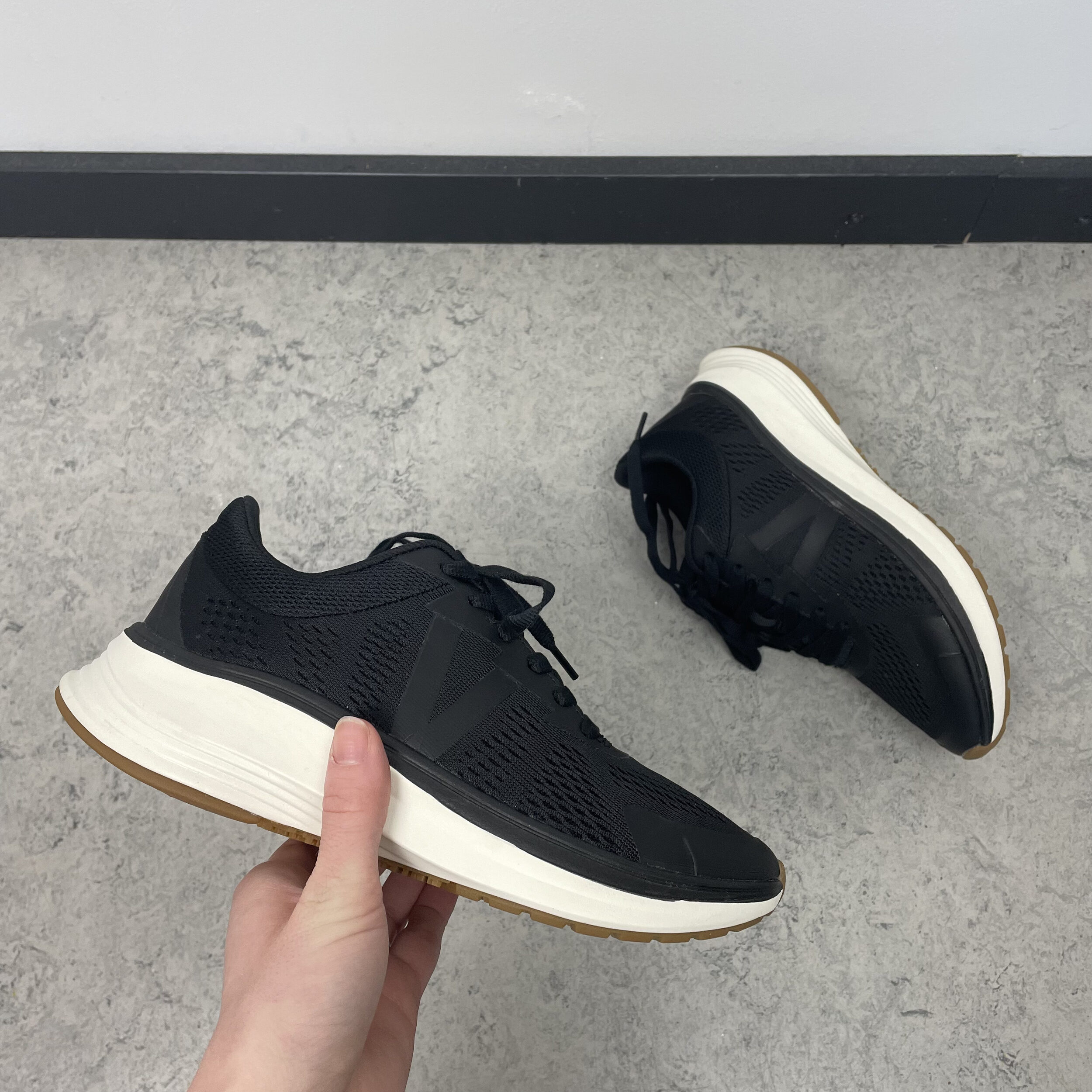 Sort sko fra Vionic med ekstra fotbuestøtte