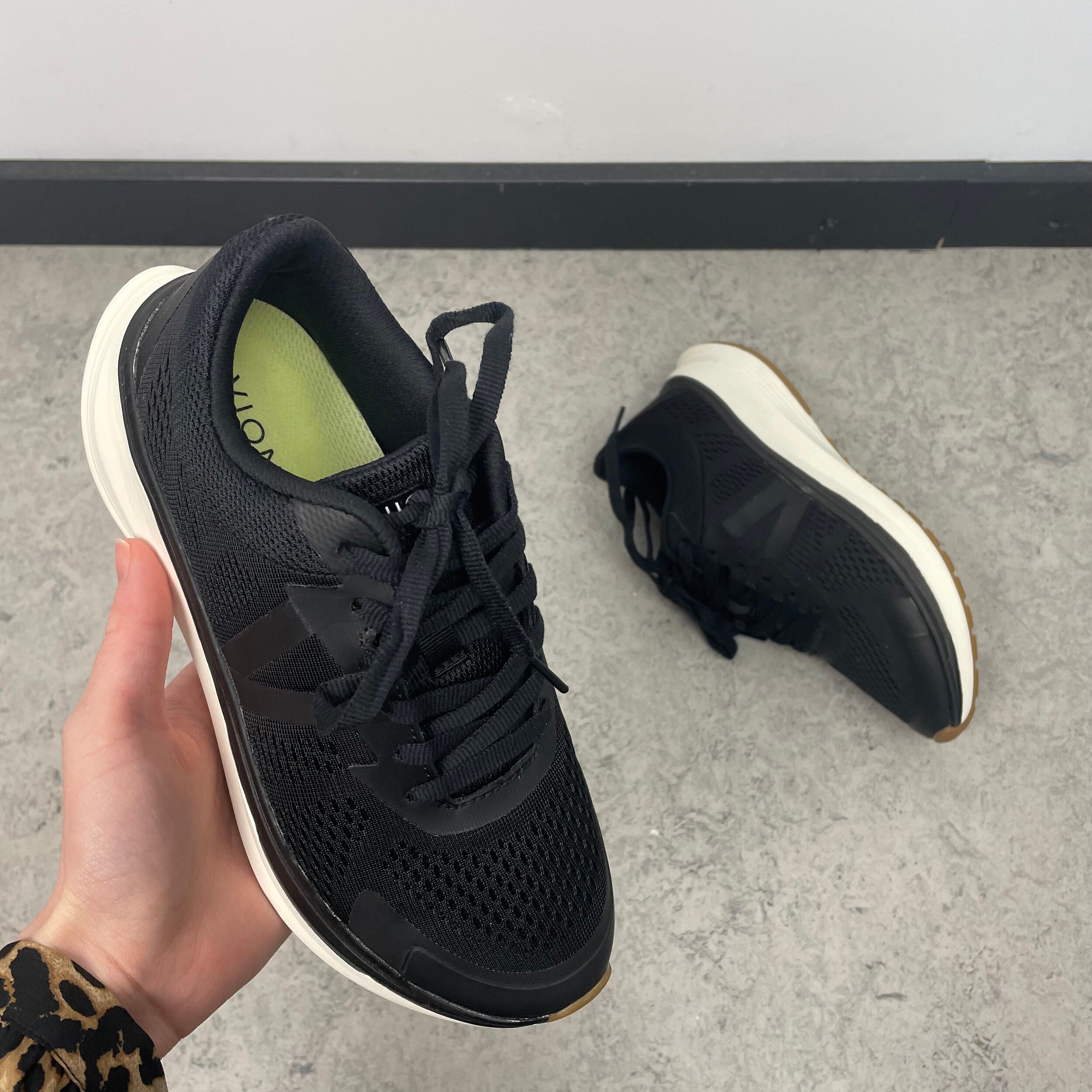 Sort sko fra Vionic med ekstra fotbuestøtte