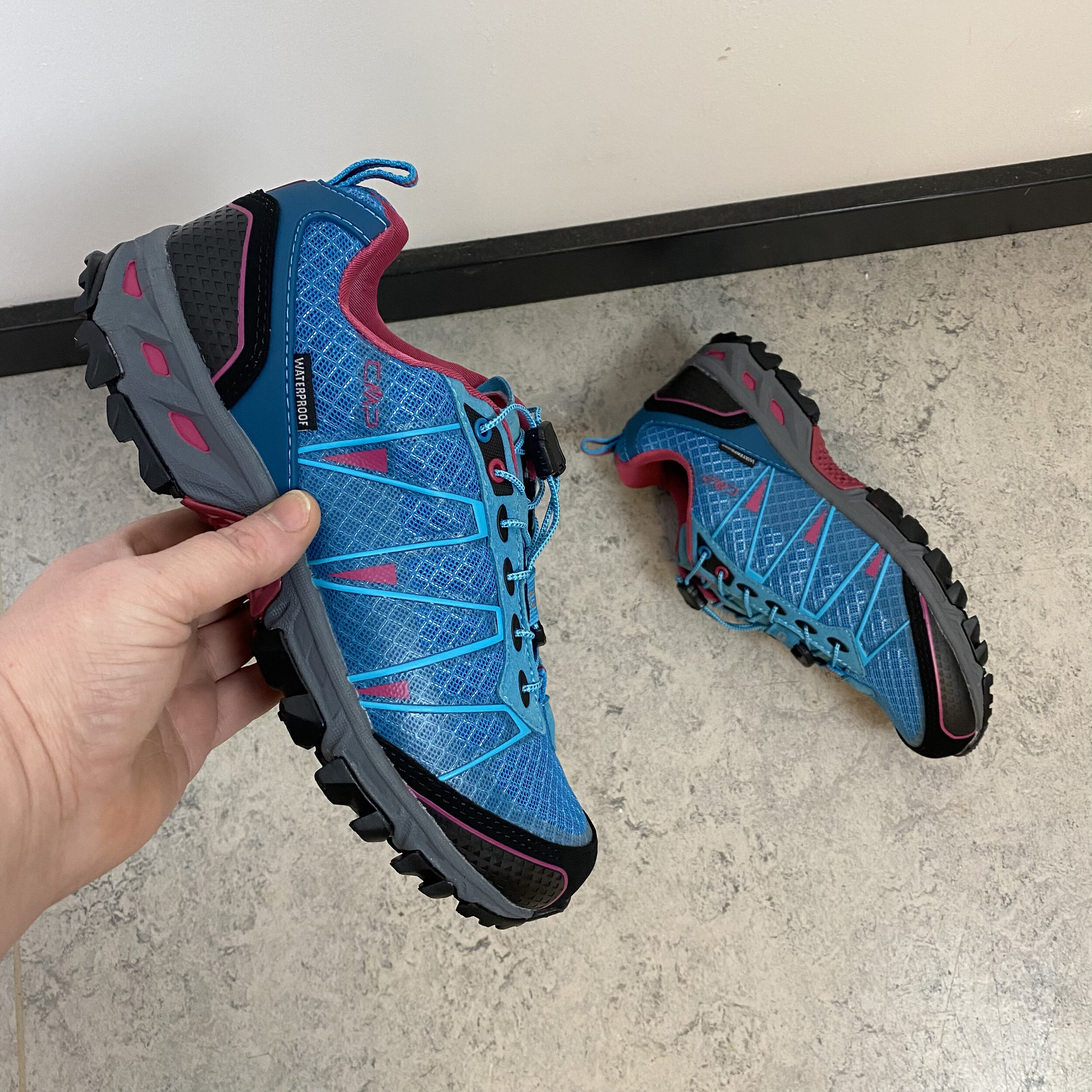 Lyseblå vandresko fra CMP med fine detaljer og justerbar lisse