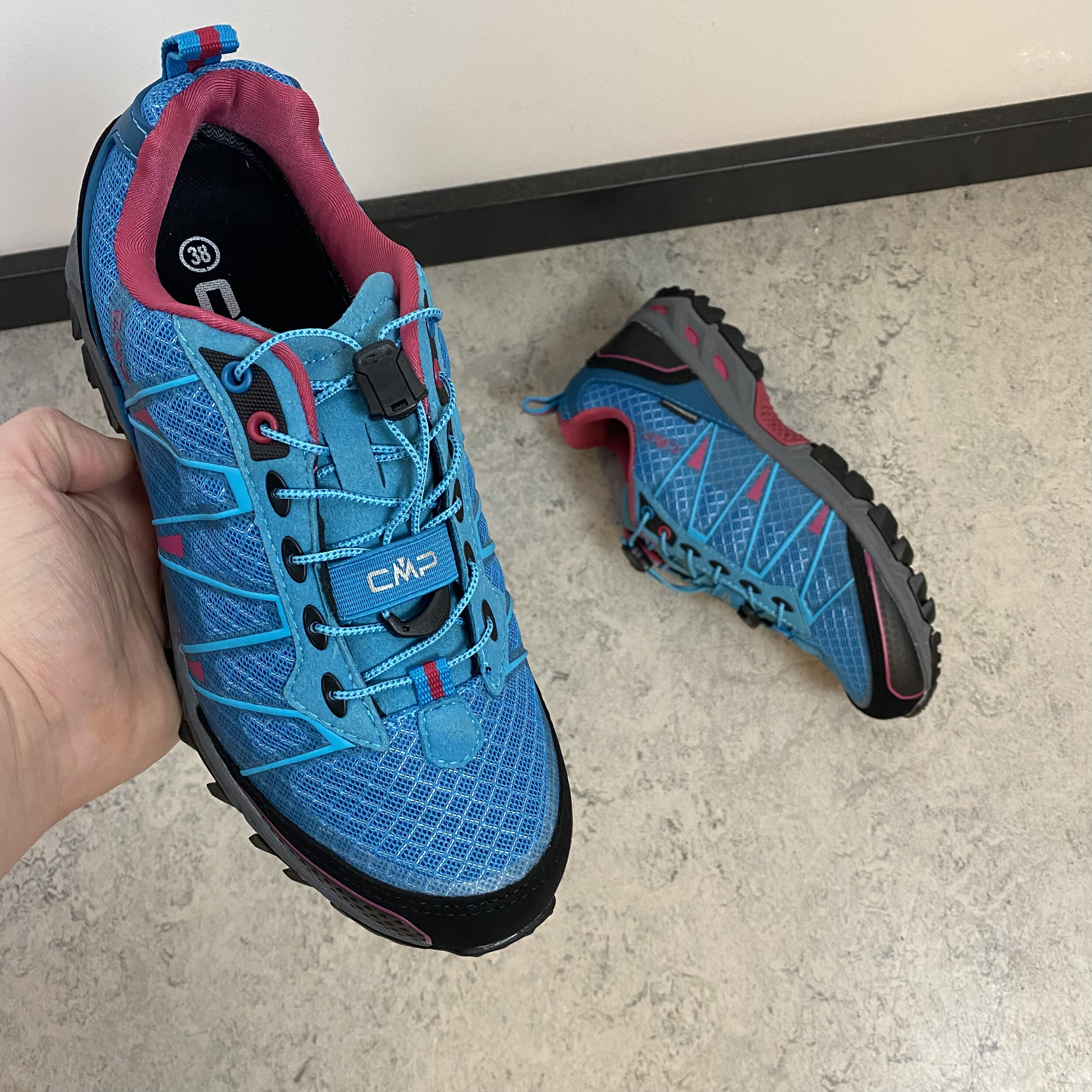 Lyseblå vandresko fra CMP med fine detaljer og justerbar lisse