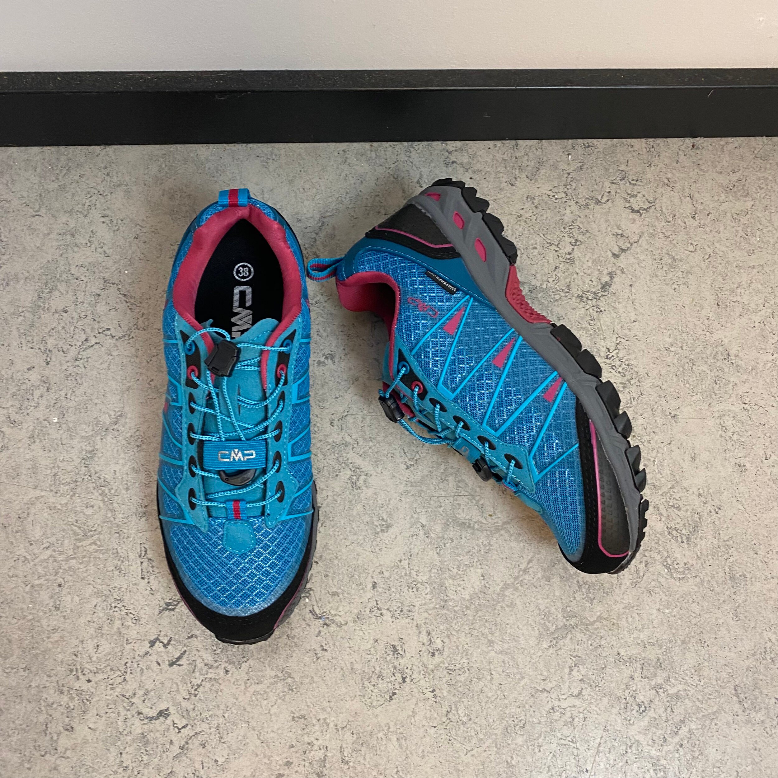 Lyseblå vandresko fra CMP med fine detaljer og justerbar lisse