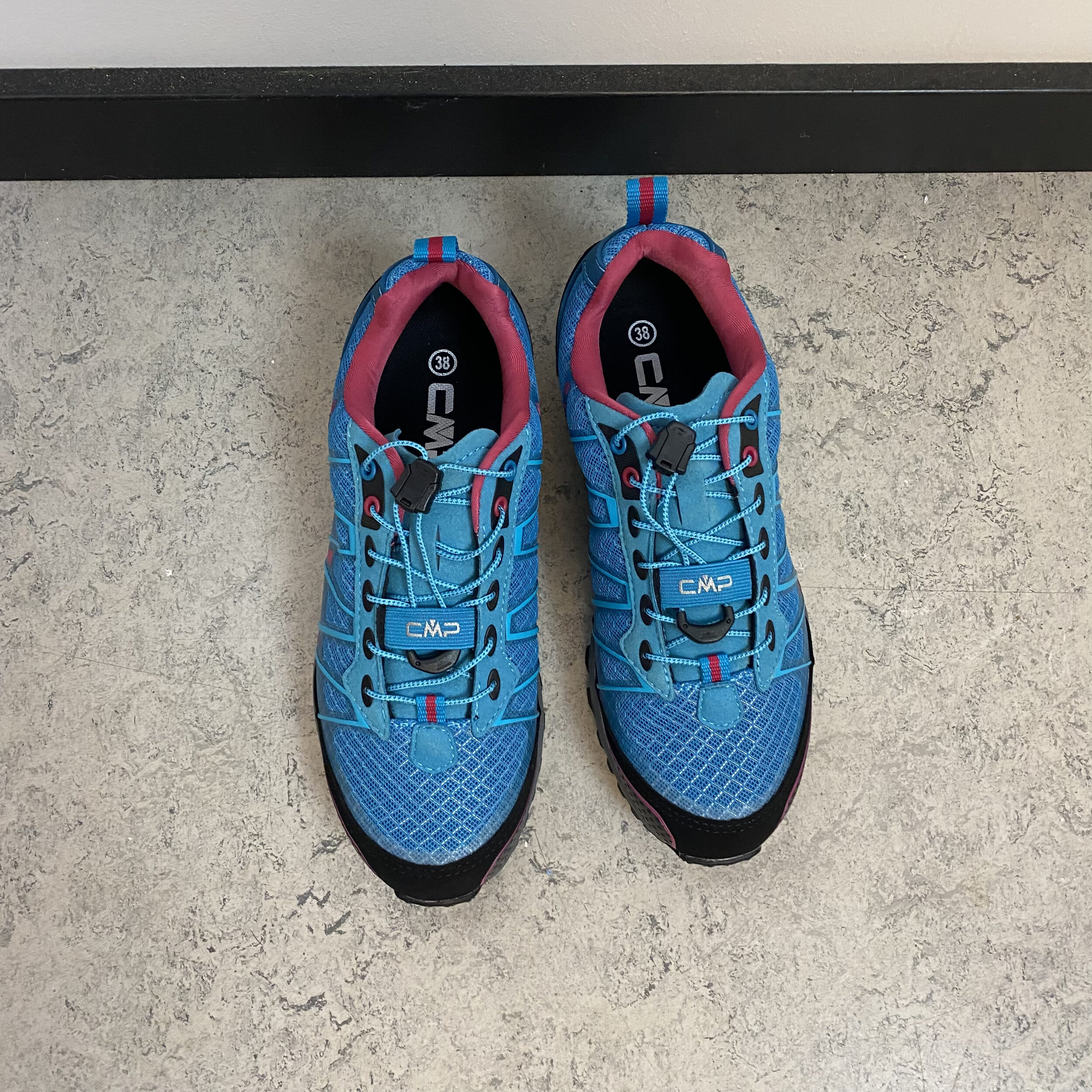 Lyseblå vandresko fra CMP med fine detaljer og justerbar lisse