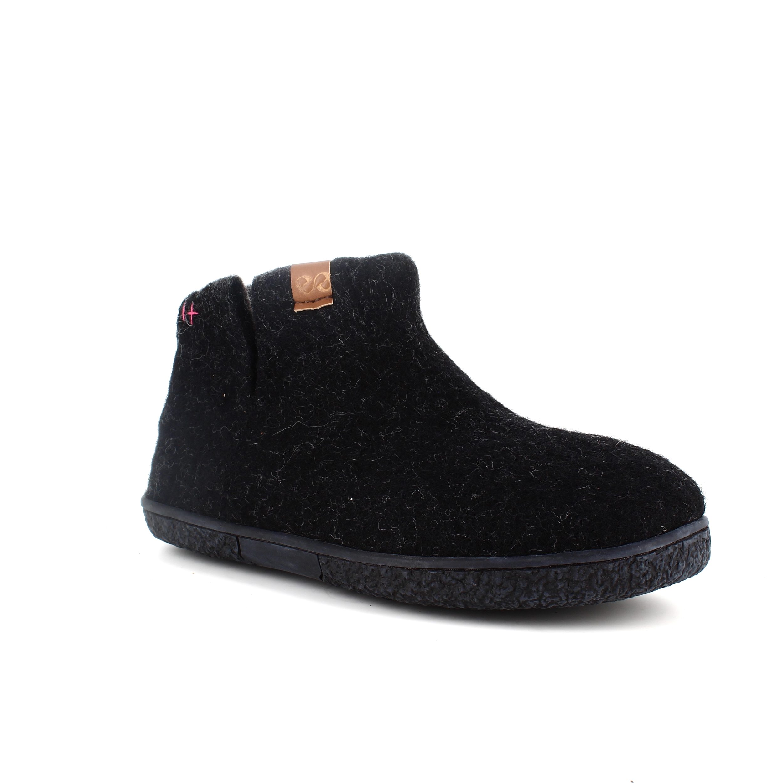 Høy sort tøffel i ull med sklisikre såler fra Green Comfort