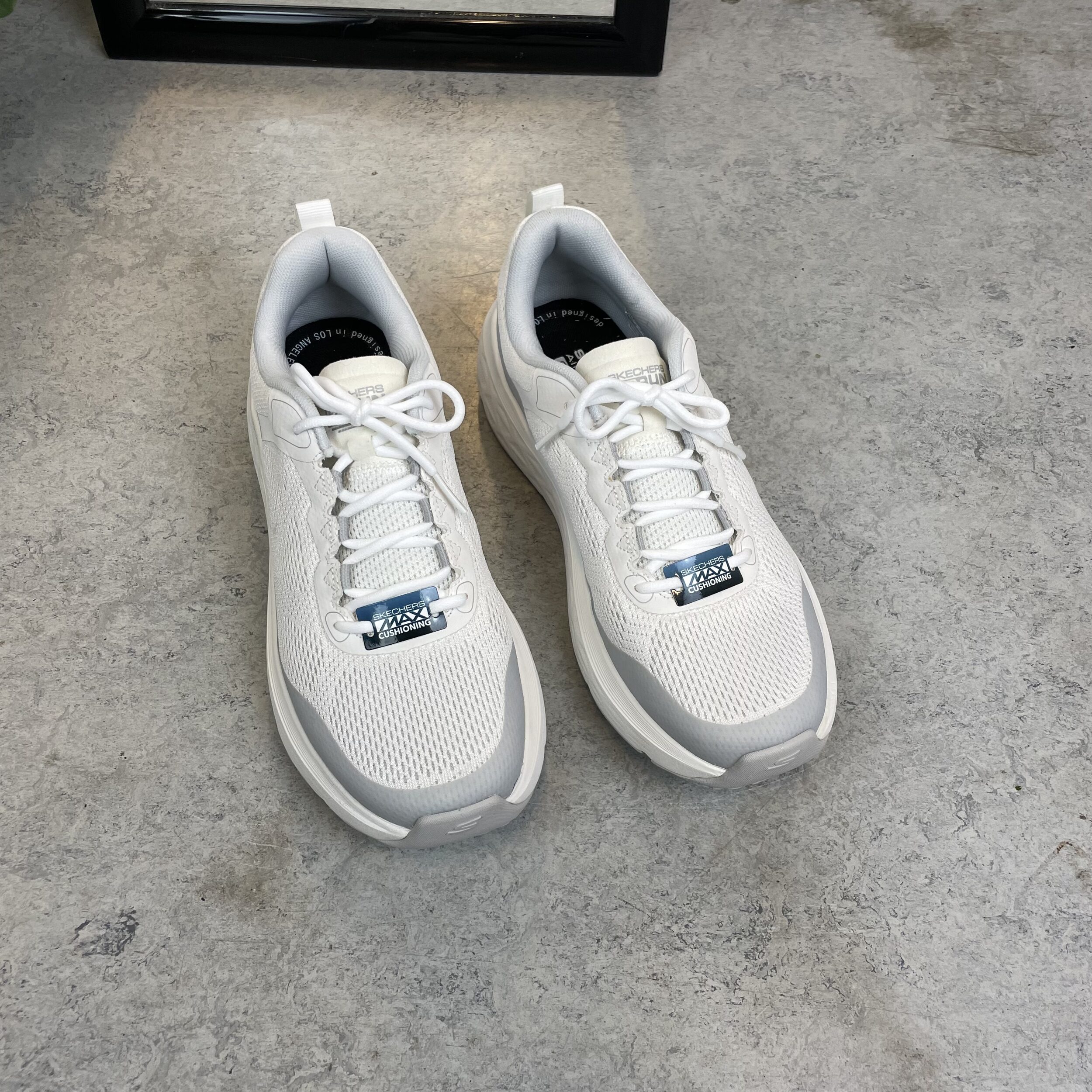 Hvite Skechers herresko med Max Cushioning