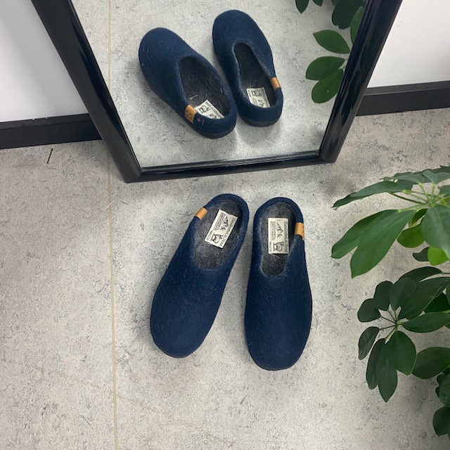 Lave blå hjemmesko i ull med sklisikre såler fra Green Comfort