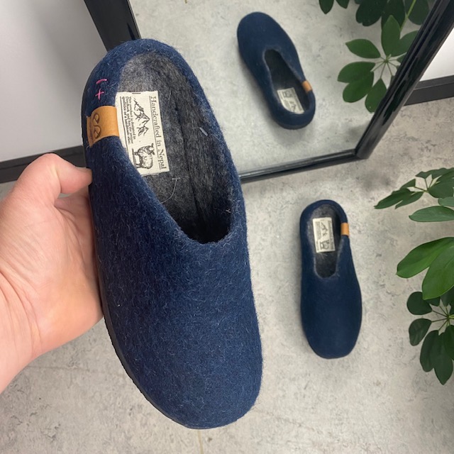 Lave blå hjemmesko i ull med sklisikre såler fra Green Comfort