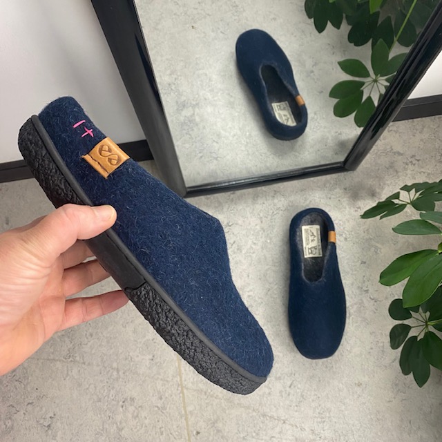 Lave blå hjemmesko i ull med sklisikre såler fra Green Comfort