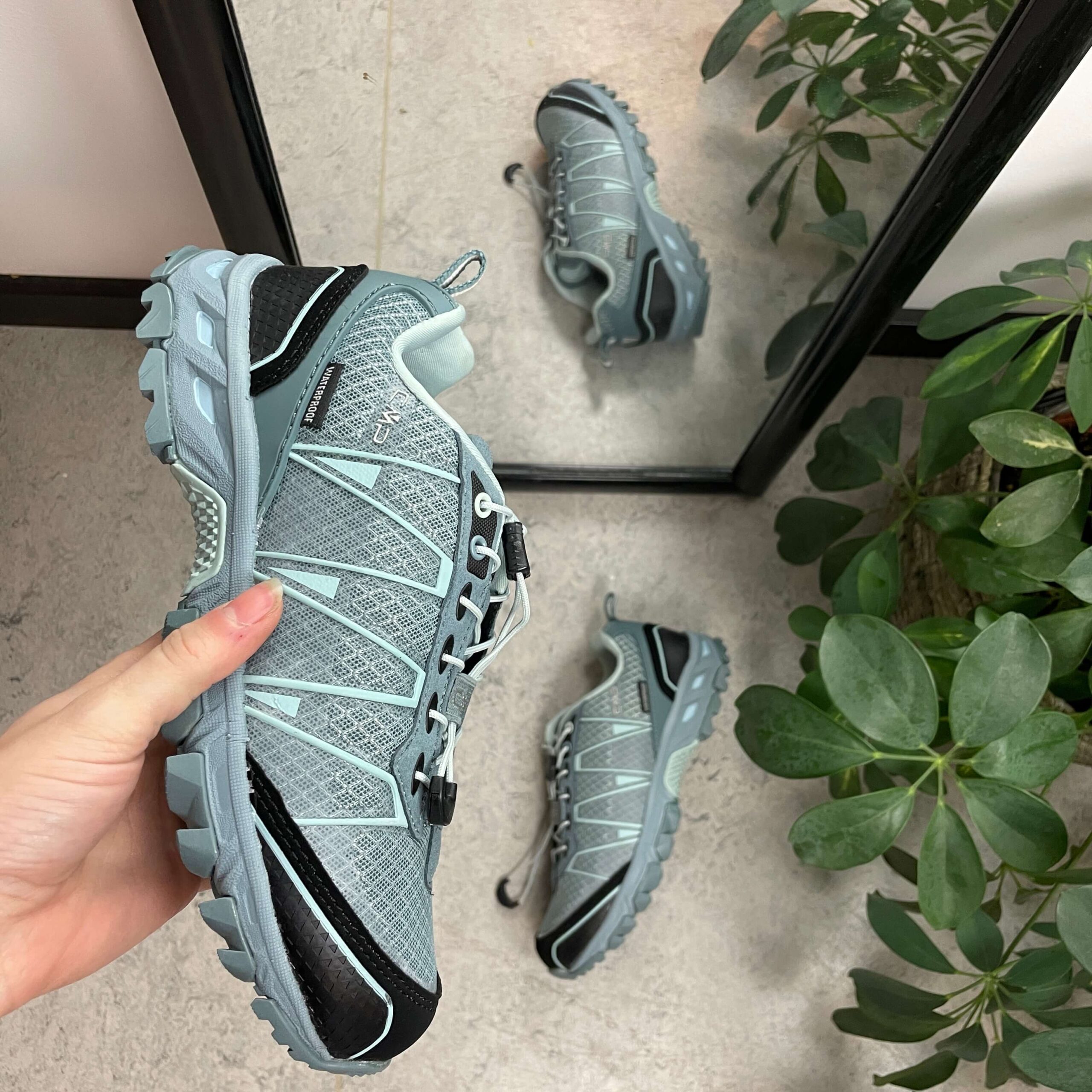 Lyseblå vanntette tursko