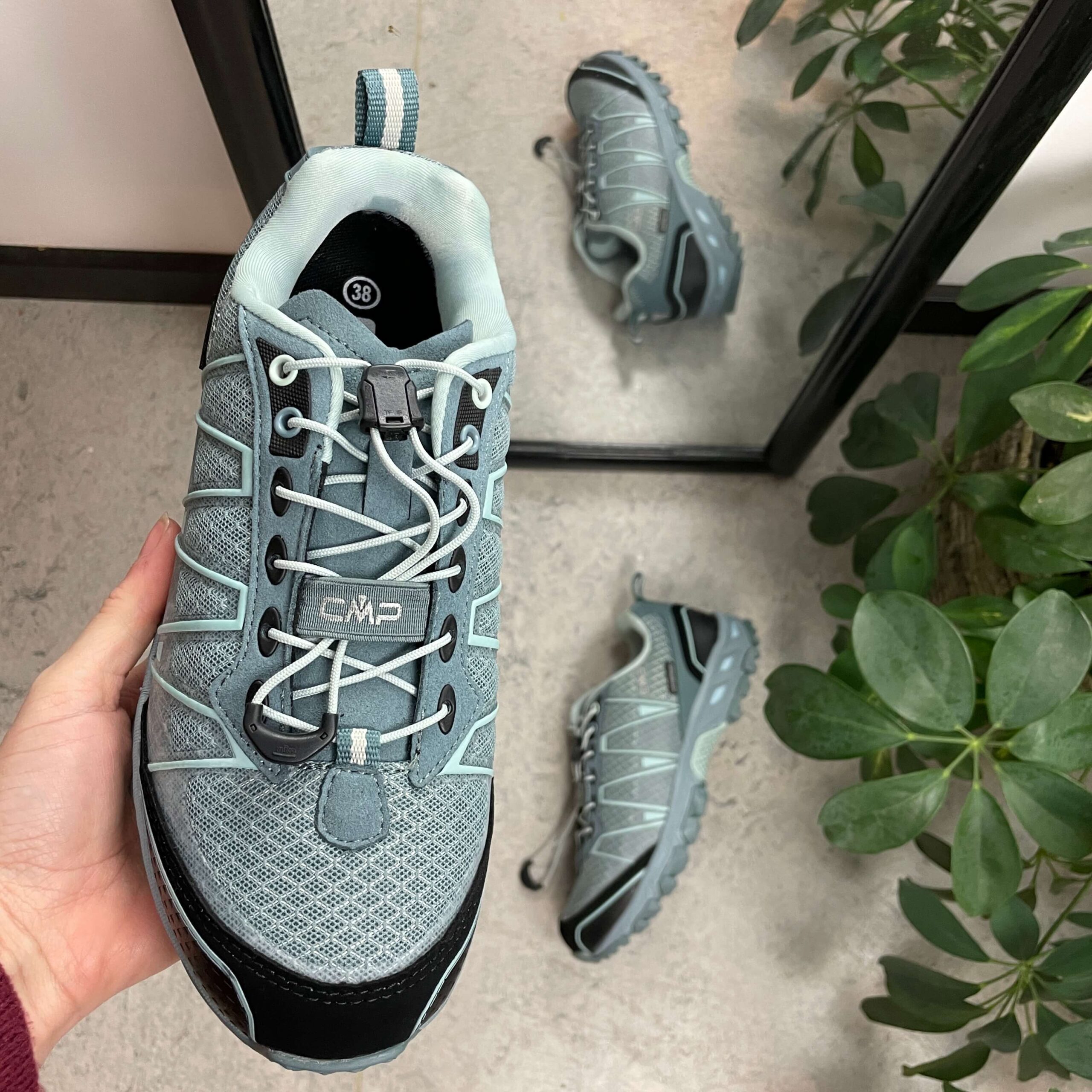 Lyseblå vanntette tursko