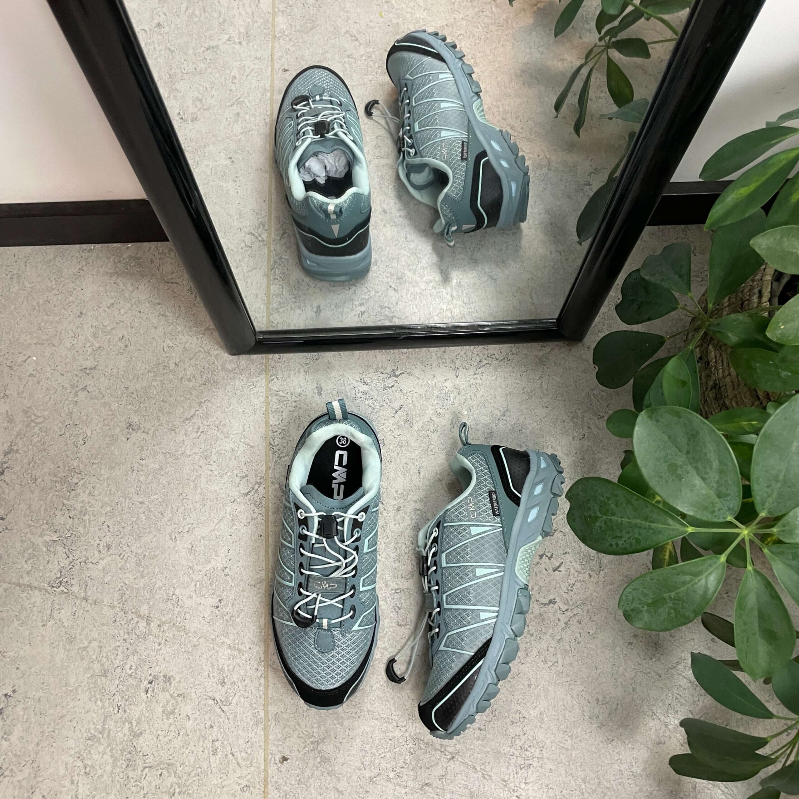 Lyseblå vanntette tursko