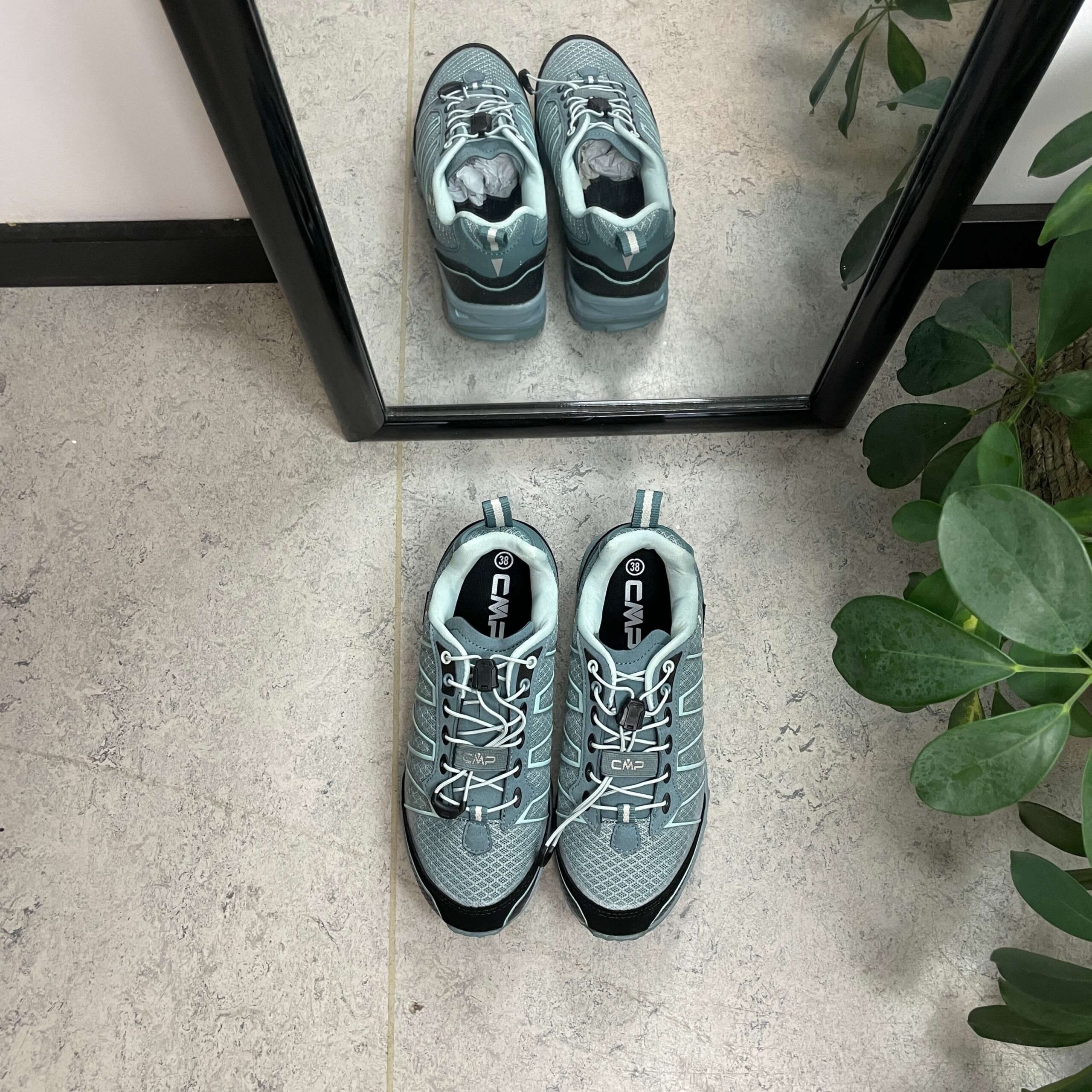 Lyseblå vanntette tursko