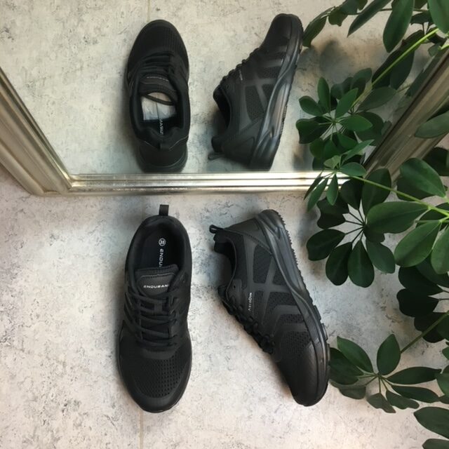 Svart pustende sko fra Endurance
