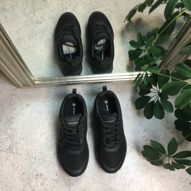 Svart pustende sko fra Endurance