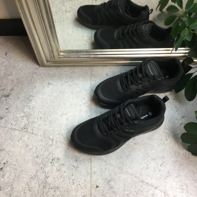 Svart pustende sko fra Endurance