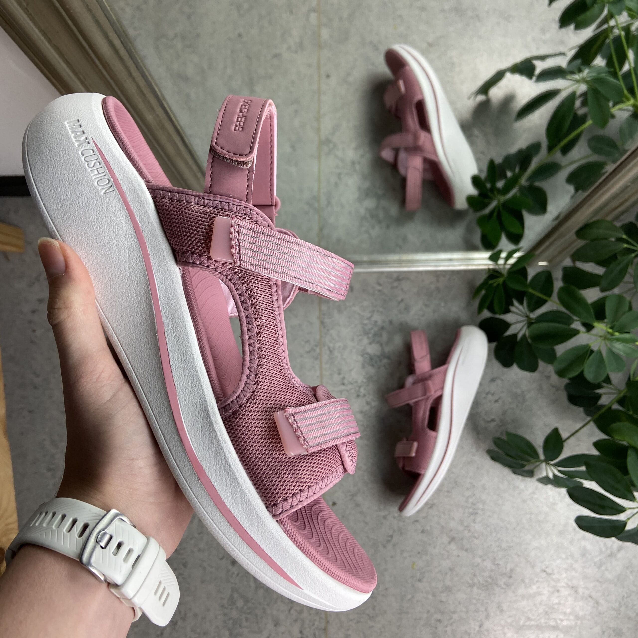 Rosa MaxCushioning sandal fra Skechers