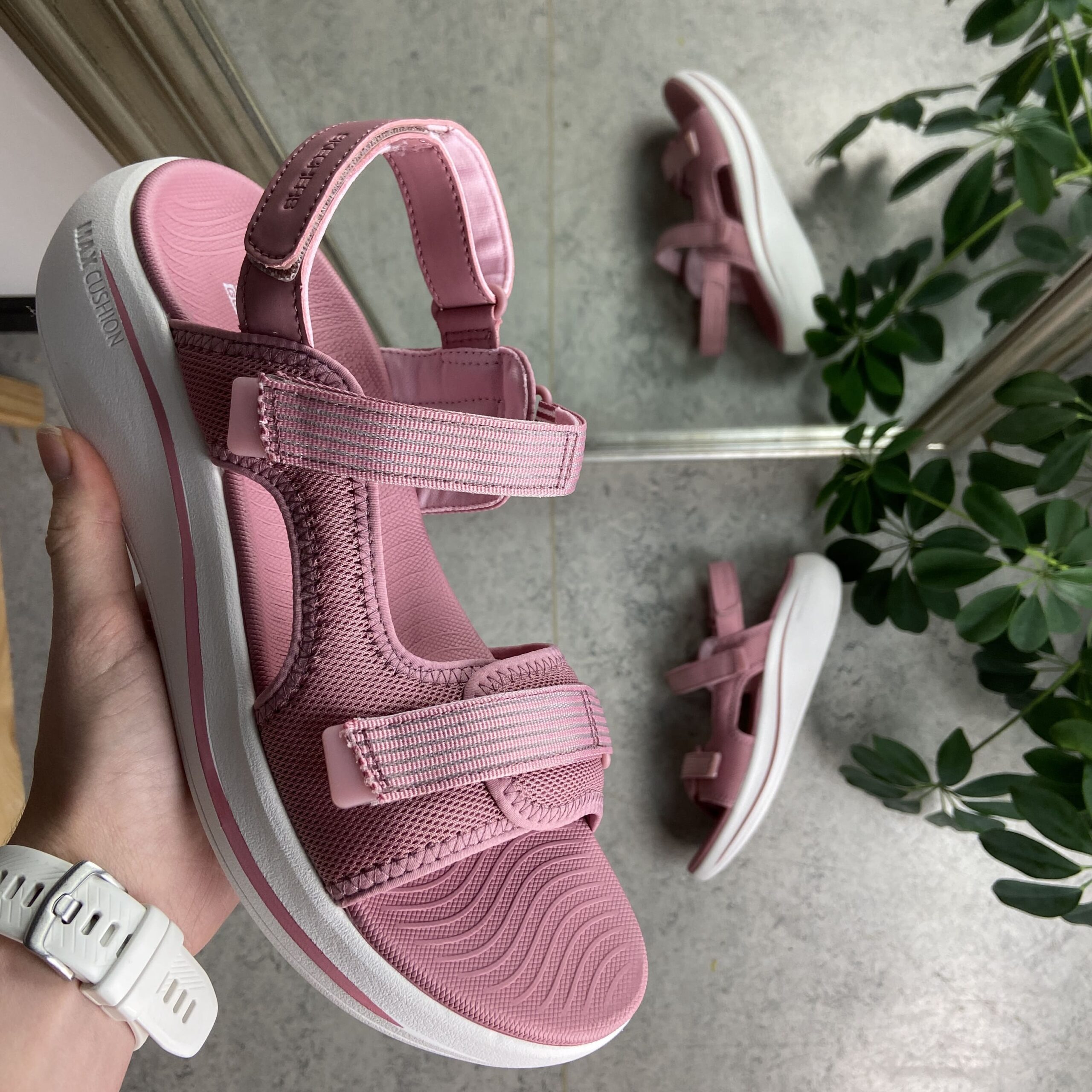 Rosa MaxCushioning sandal fra Skechers