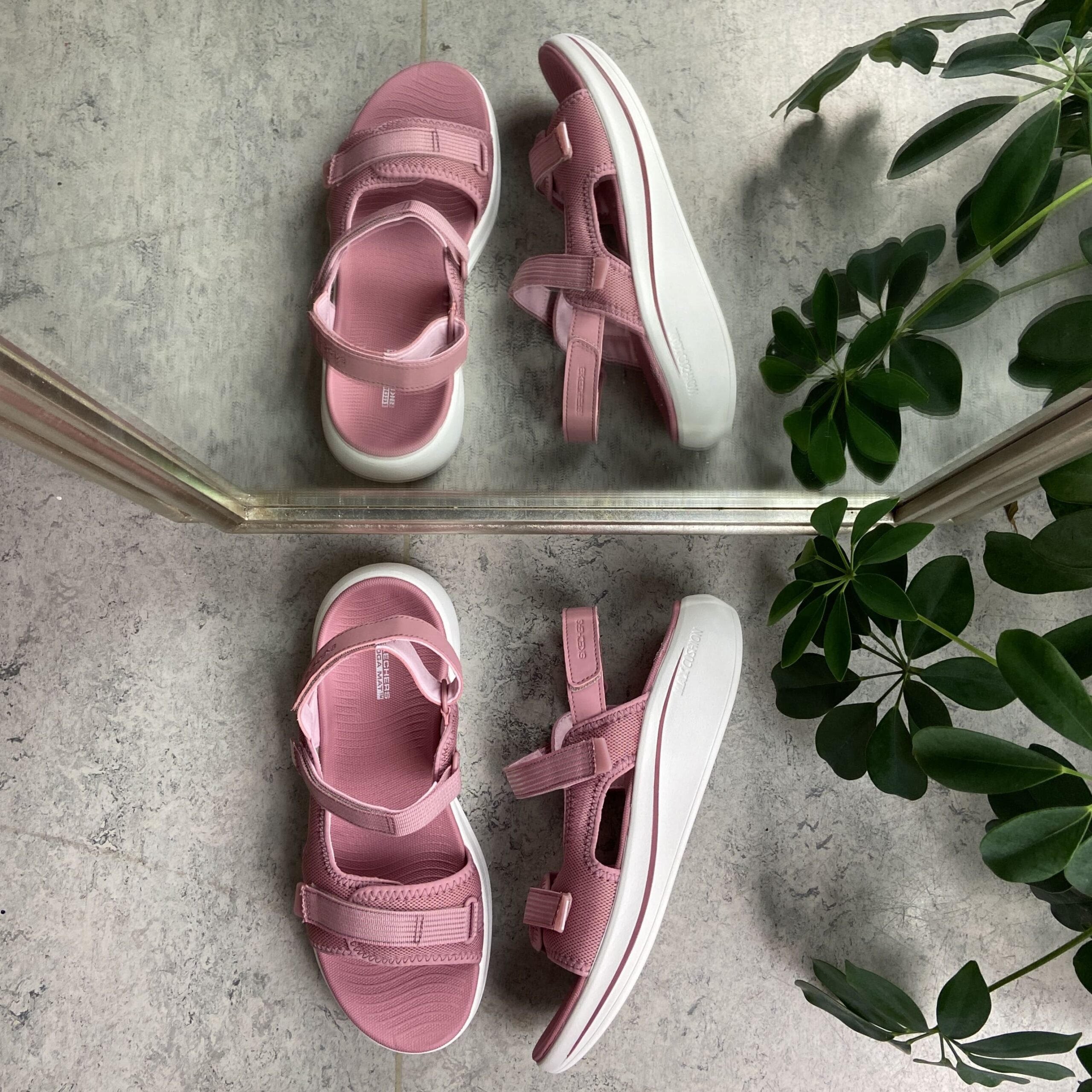 Rosa MaxCushioning sandal fra Skechers