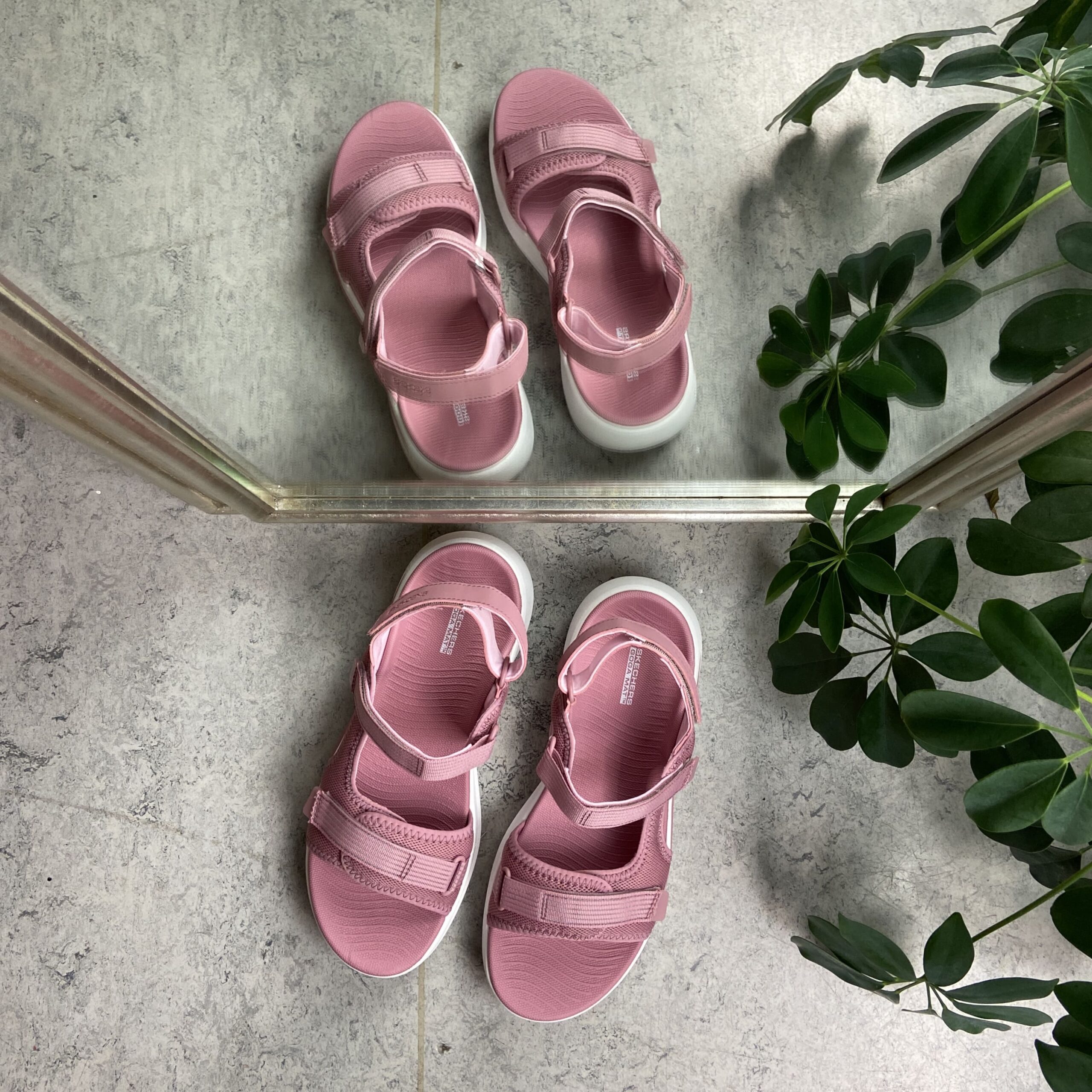 Rosa MaxCushioning sandal fra Skechers