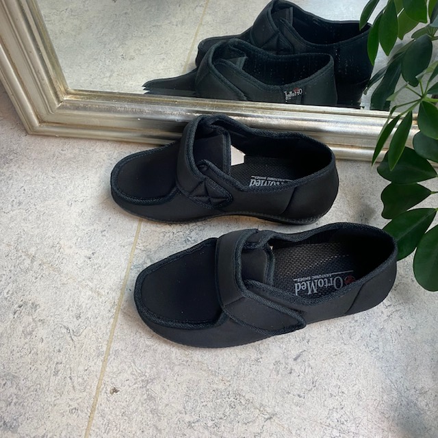 Bred sko med borrelås og plass