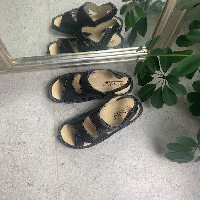 Svart bred skinnsandal med borrelås