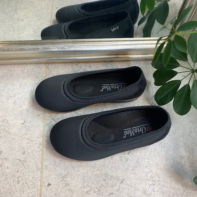 Åpen ballerina til den brede fot