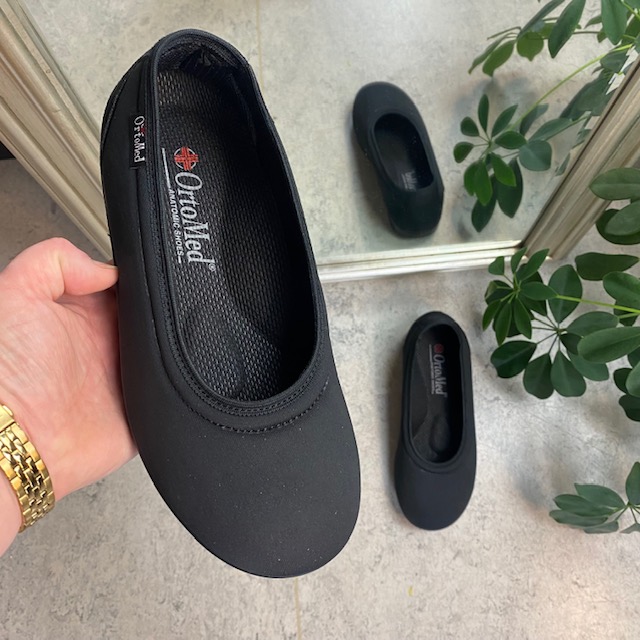 Åpen ballerina til den brede fot