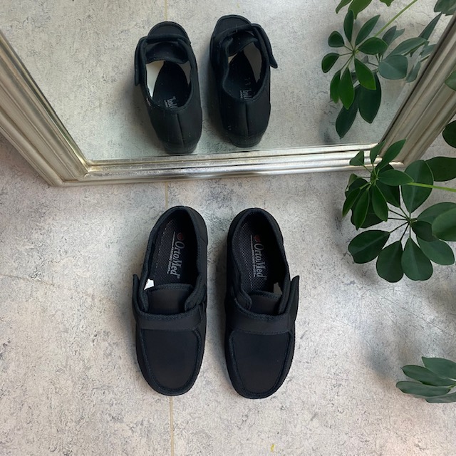 Bred sko med borrelås og plass