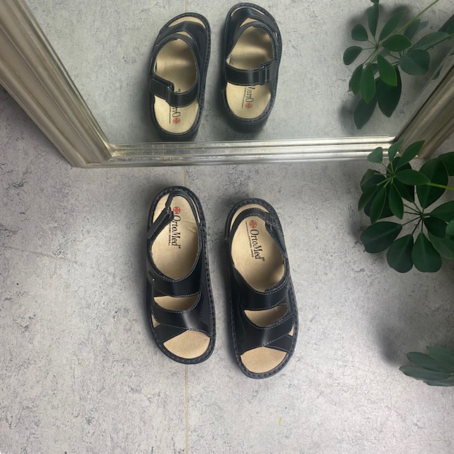 Svart bred skinnsandal med borrelås