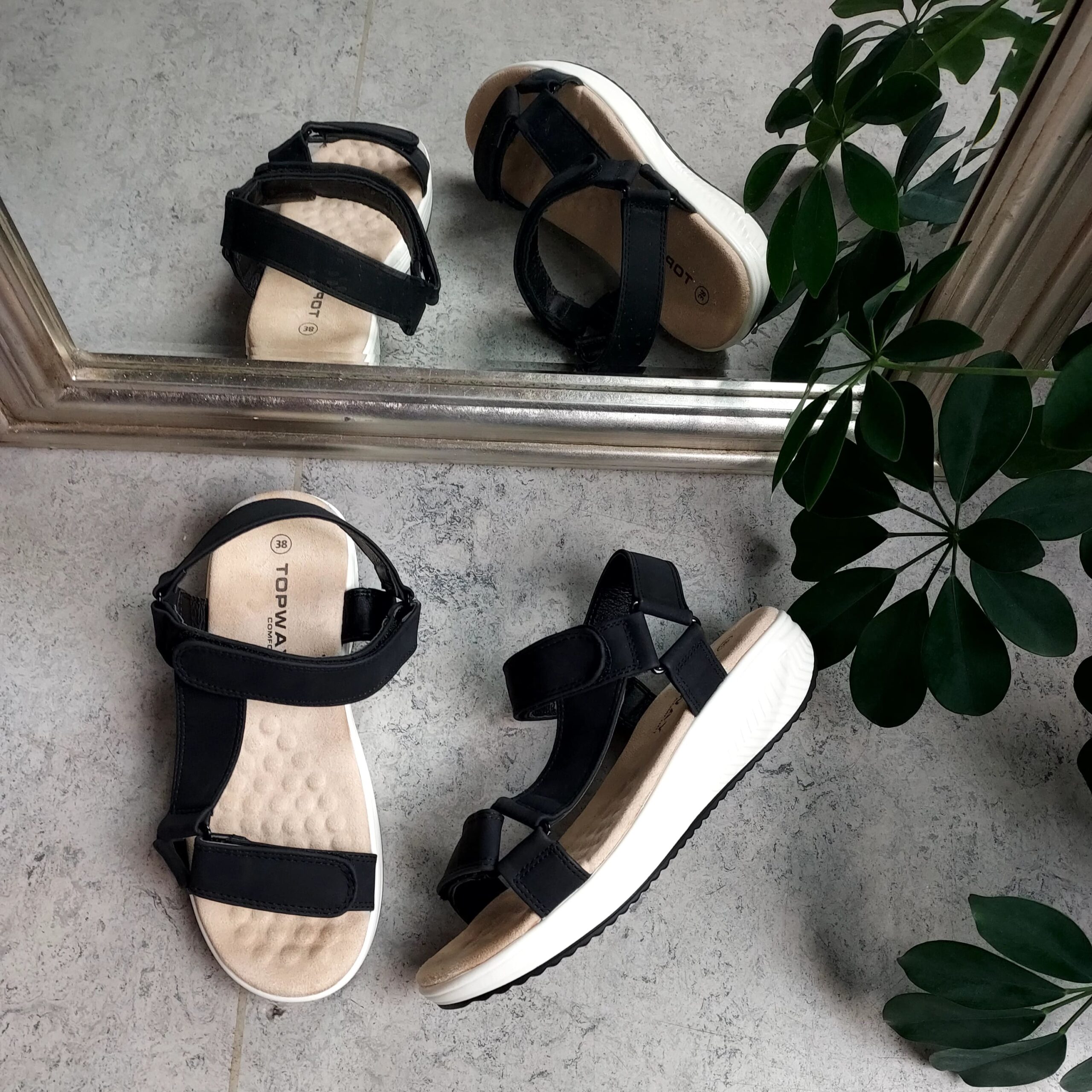 Svart sandal med mange flotte detaljer