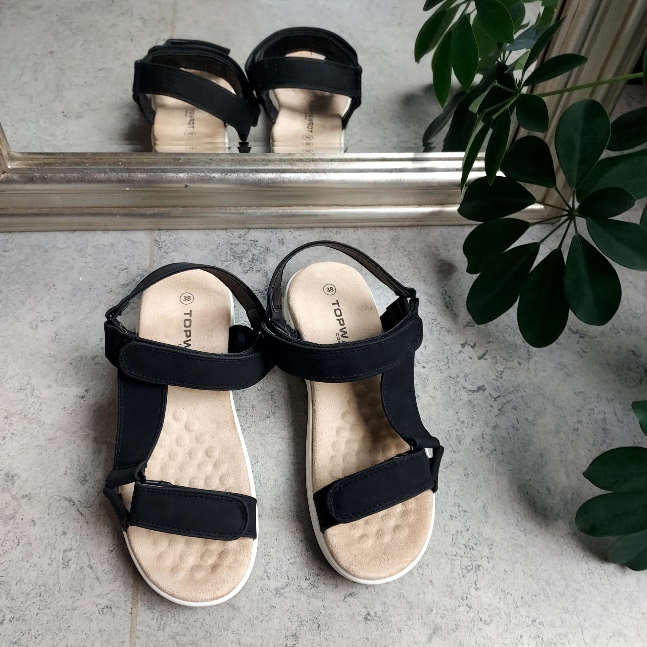 Svart sandal med mange flotte detaljer