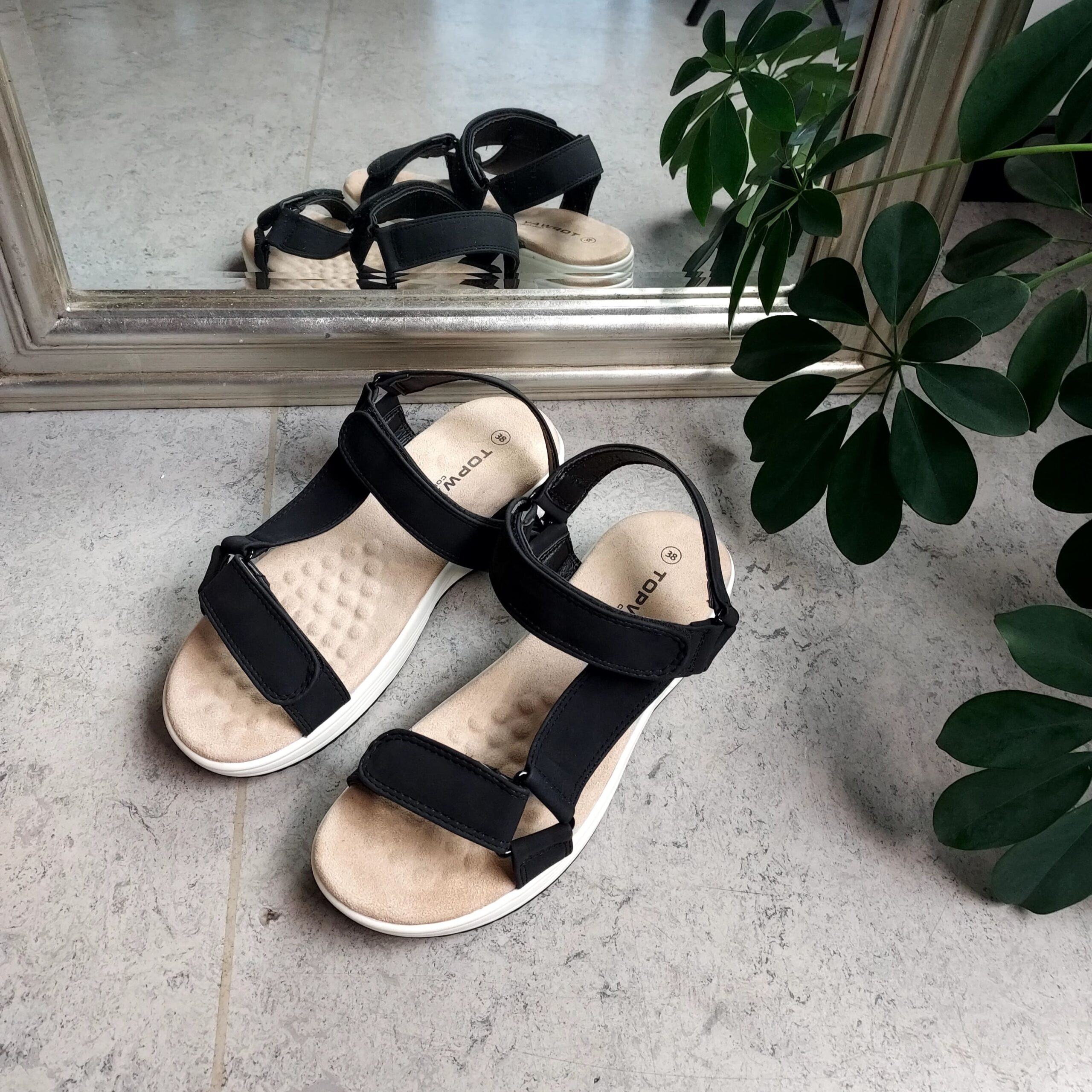 Svart sandal med mange flotte detaljer