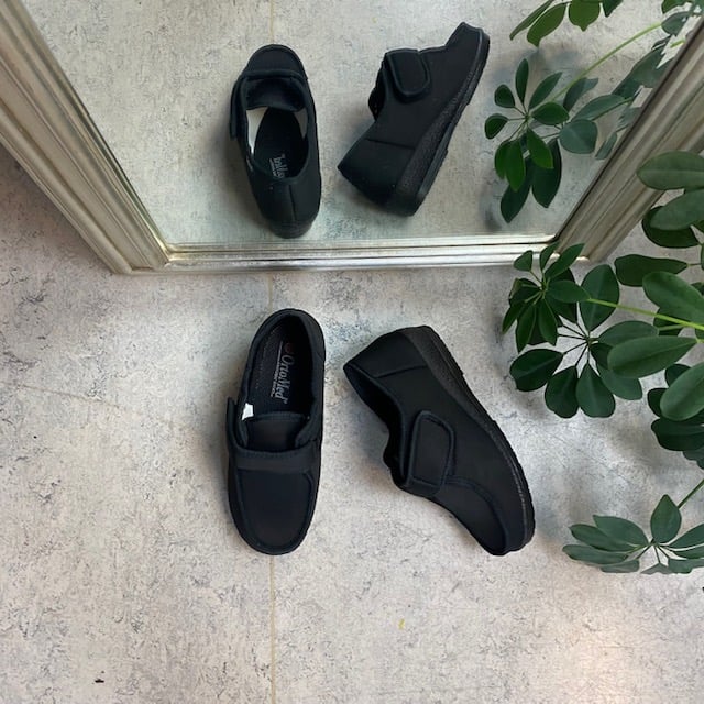 Bred sko med borrelås og plass