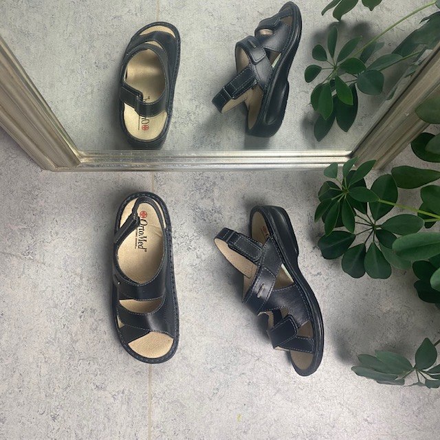 Svart bred skinnsandal med borrelås