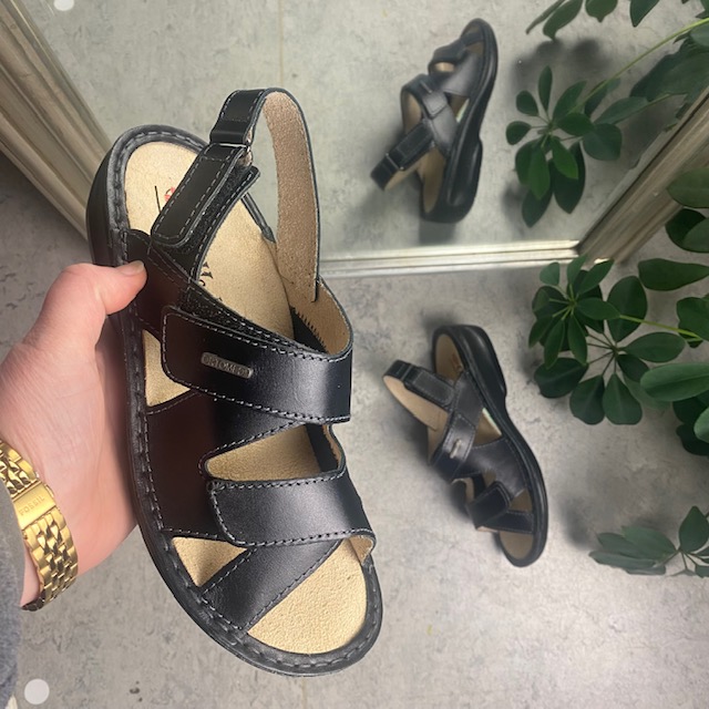 Svart bred skinnsandal med borrelås