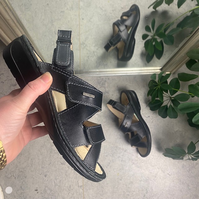 Svart bred skinnsandal med borrelås