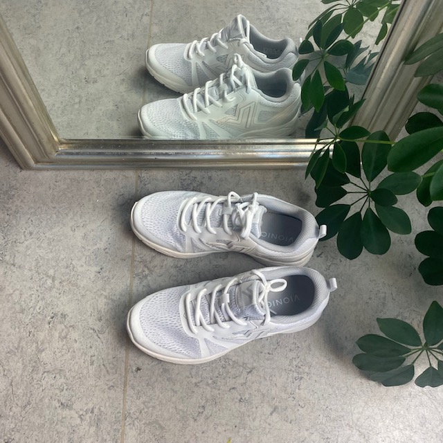 Hvite joggesko fra Vionic med dobbelt fotbue støtte