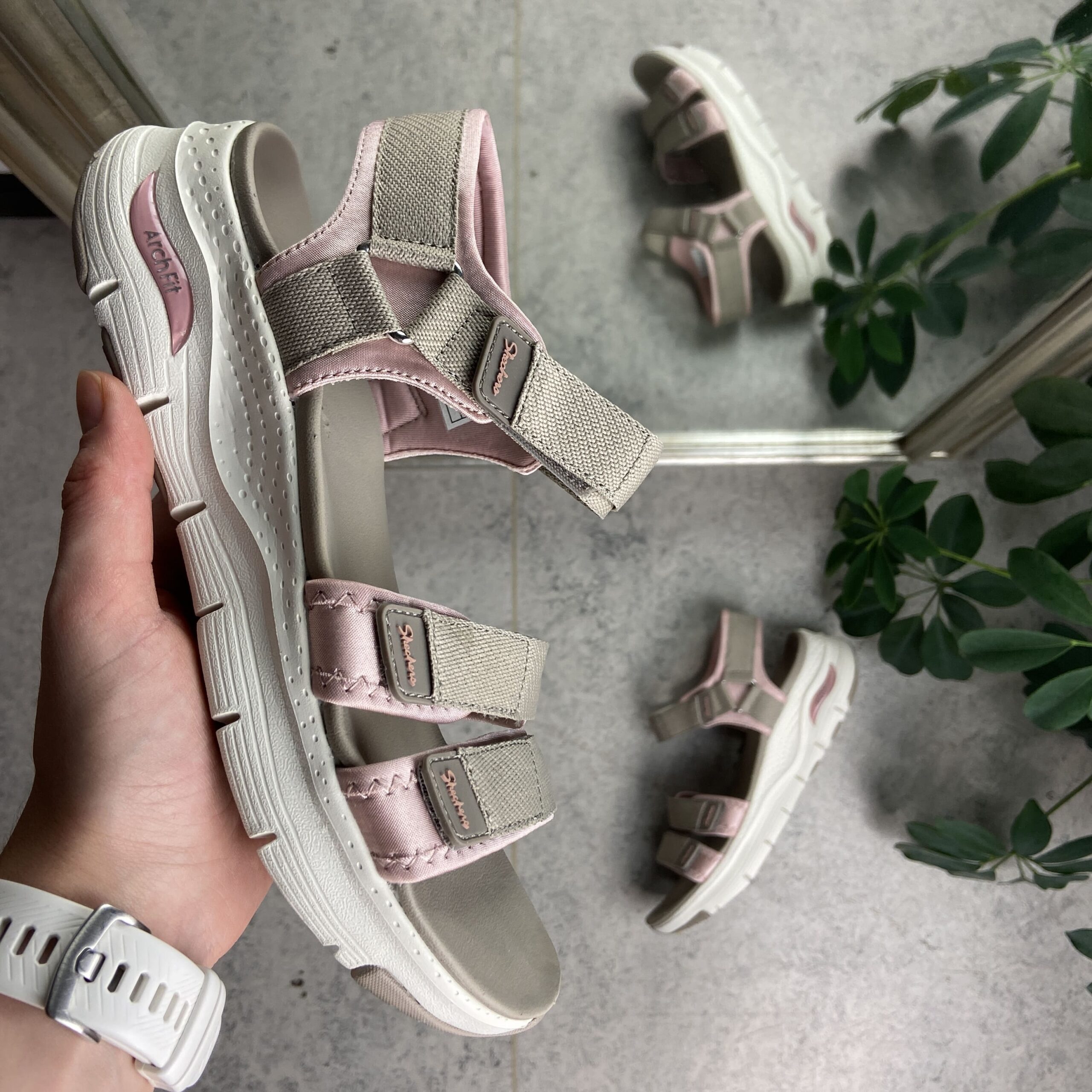 Beige ArchFit sandal fra Skechers