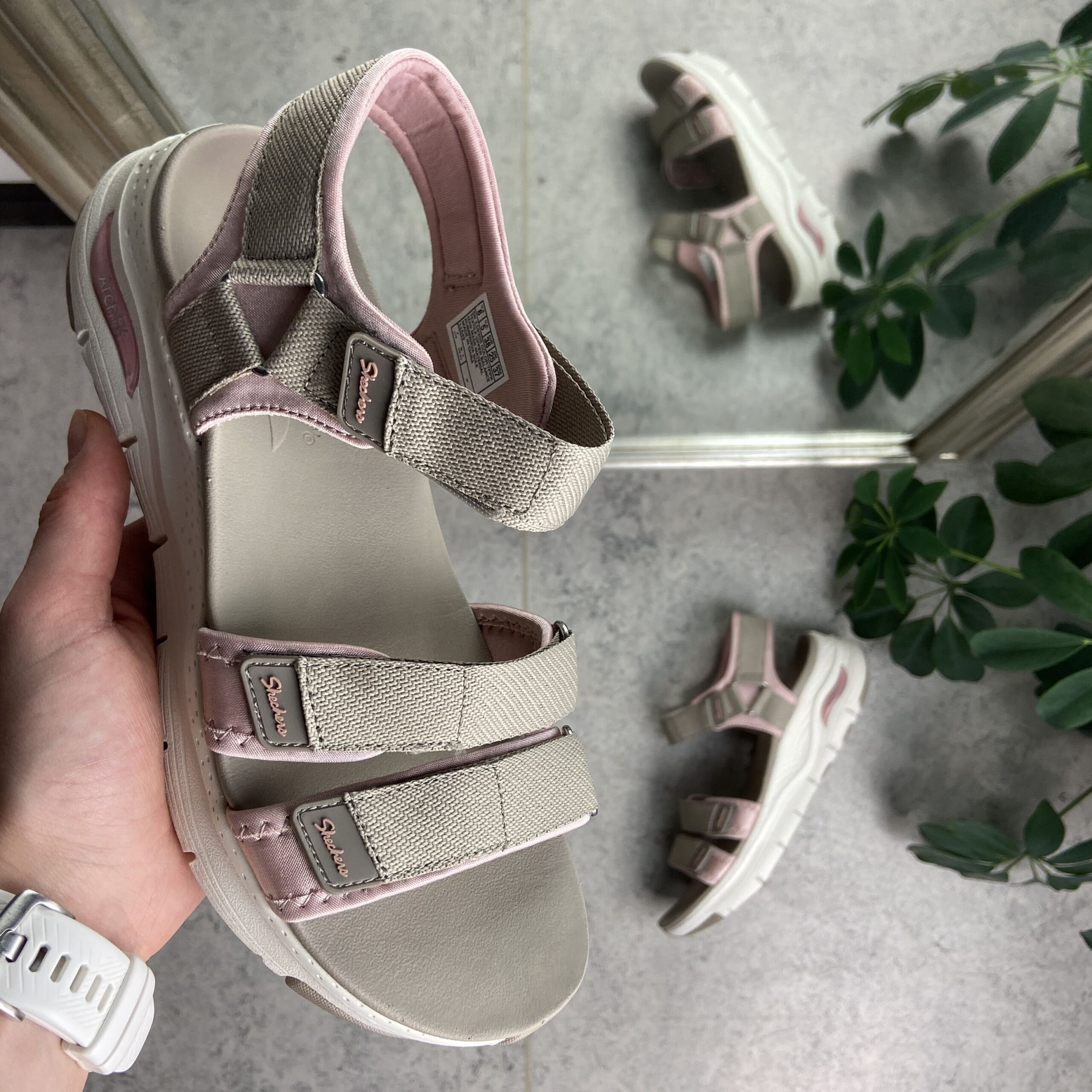 Beige ArchFit sandal fra Skechers