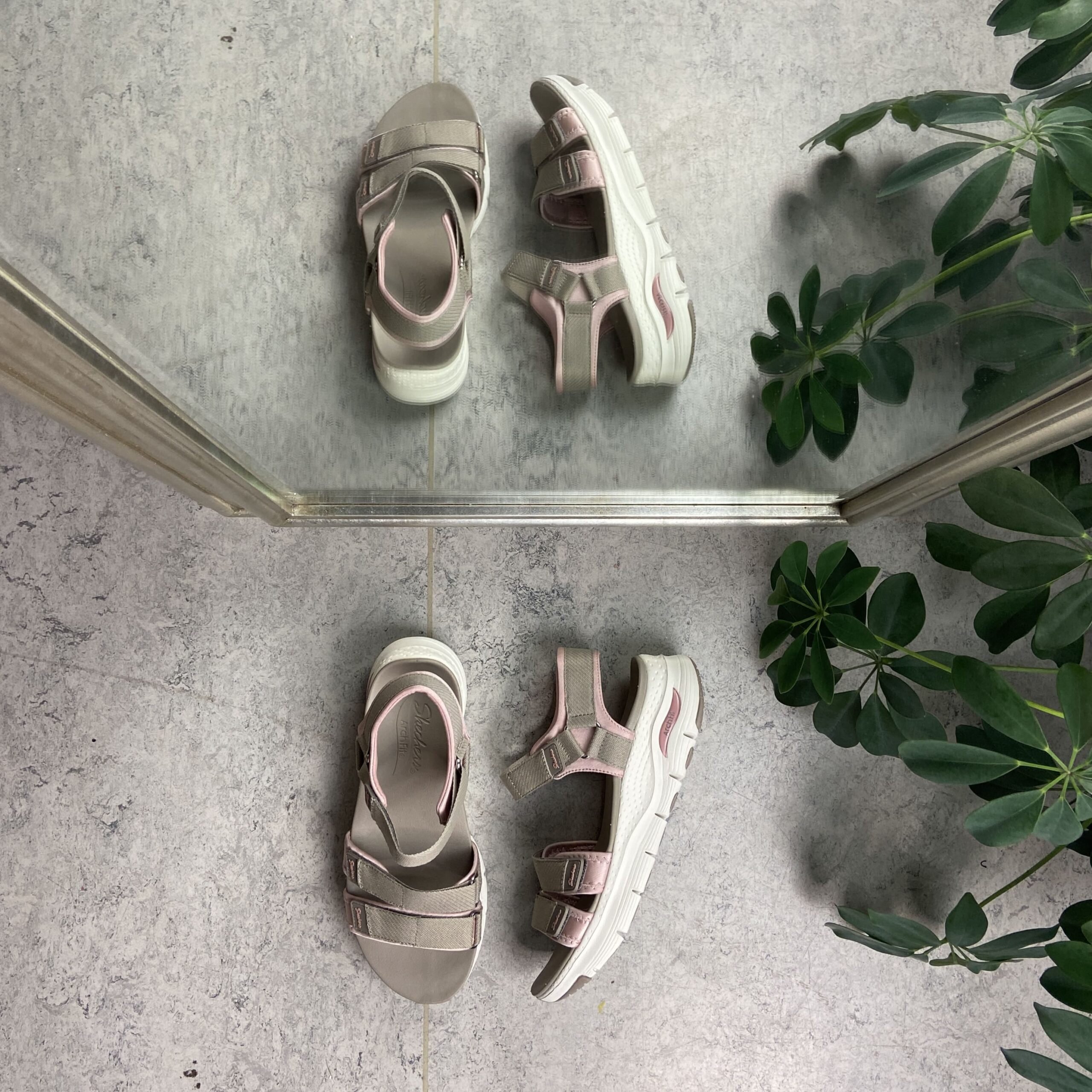 Beige ArchFit sandal fra Skechers